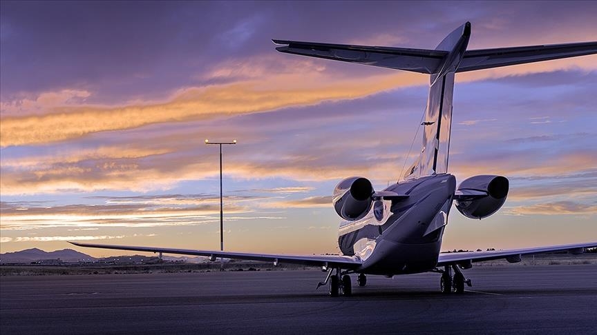 1 dead after private jets collide at Arizona airport