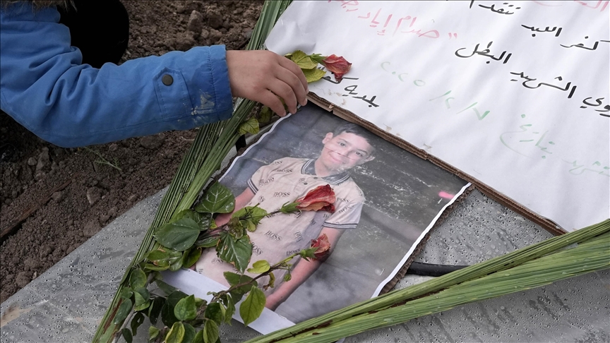 "صدام كان عكازي".. فلسطيني يرثي طفله القتيل برصاص إسرائيلي بالضفة (تقرير)