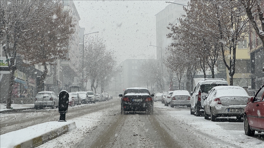 İstanbul, Adıyaman, Kahramanmaraş ve Çorum'un bazı ilçelerinde kar nedeniyle eğitime bir gün ara verildi