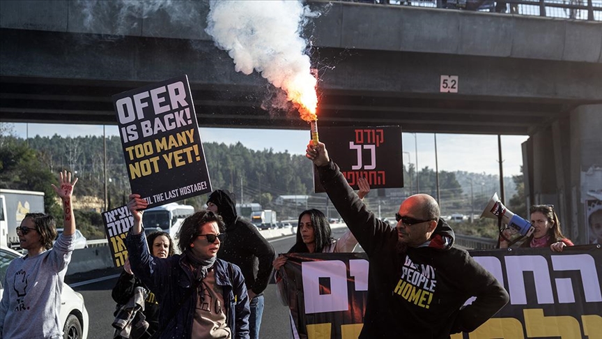 Gazze'deki İsrailli esirlerin yakınları, Kudüs'e giden otoyolda eylem yaptı