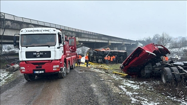 Düzce'de kar küreme aracı ile tırın köprüden devrildiği kazada sürücüler öldü