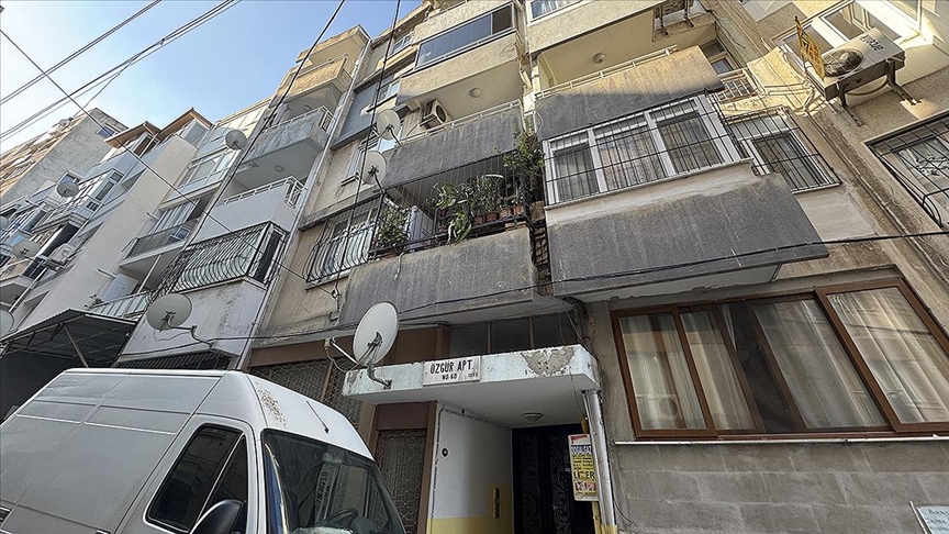 İzmir'de evinde uzun süre önce öldüğü belirlenen kadının kemikleri İstanbul'da incelenecek