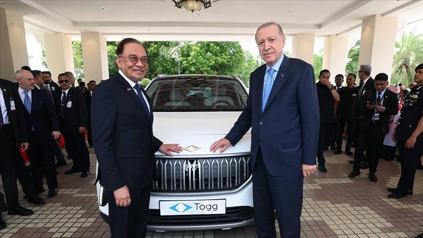 Премьер-министр Малайзии поделился кадрами управления электромобилем TOGG