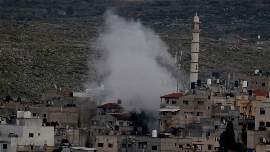 İsrail ordusu, saldırılarını sürdürdüğü Batı Şeria'da Filistinlilere ait bir evi yıktı