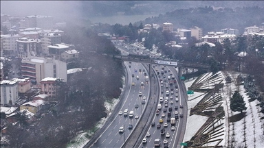 Okulların tatil edildiği İstanbul'da akşam trafik yoğunluğu yüzde 62 olarak ölçüldü