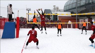 Erzurum'da düzenlenen Üniversiteler Arası Türkiye Kar Voleybolu Şampiyonası devam ediyor