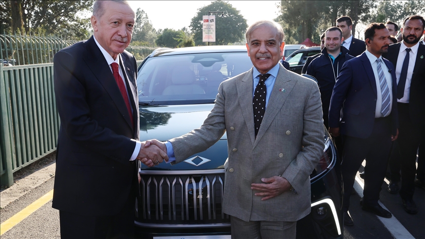 Presidenti Erdoğan i dhuron kryeministrit pakistanez automjetin turk "Togg"