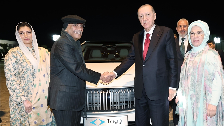 أردوغان يهدي الرئيس الباكستاني سيارة "توغ" التركية