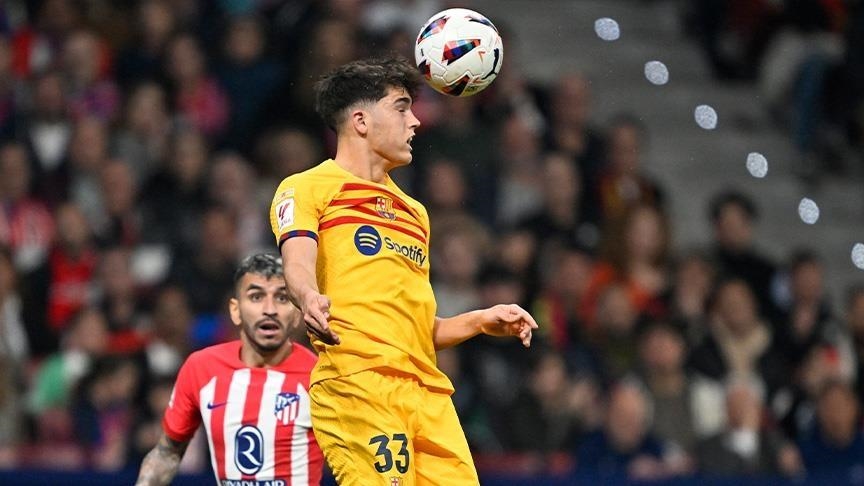 قدم.. برشلونة الإسباني يمدد عقد مدافعه الواعد باو كوبارسي