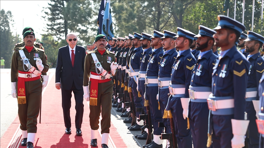 Cumhurbaşkanı Erdoğan, Pakistan'da resmi törenle karşılandı