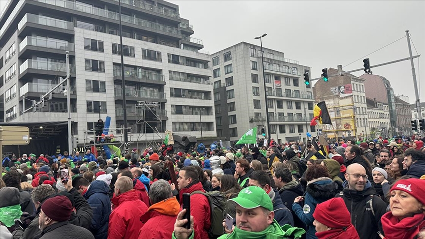 Belçika'da yaklaşık 60 bin işçi hükümetin tasarruf tedbirlerini protesto etti