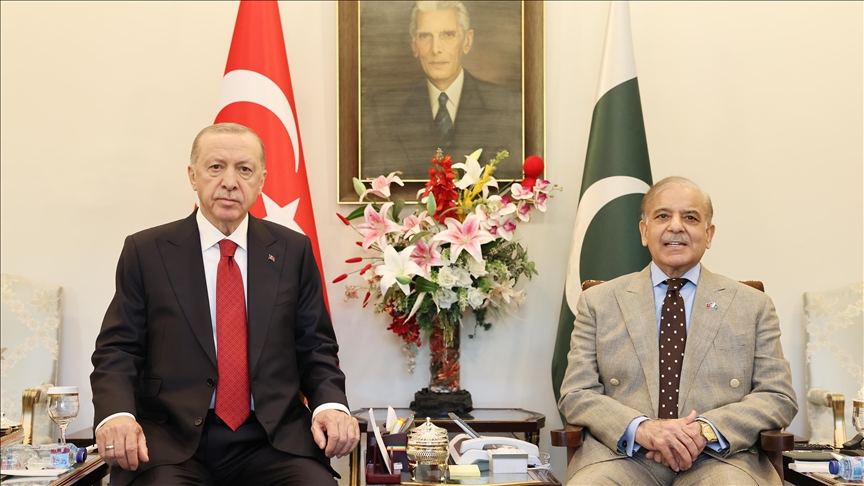 Turkish president meets with Pakistani premier in Islamabad