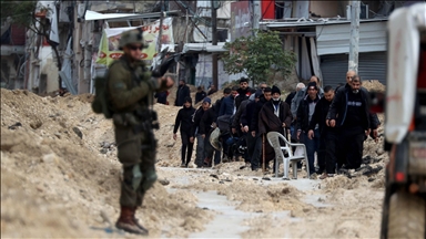 طوباس.. جندي إسرائيلي يستولي على حقيبة مدرسة لطفلة فلسطينية