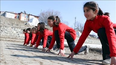 Ağrı'nın dağ köyündeki çocuk atletlerin şampiyonluk hayaline kar kış engel olmuyor