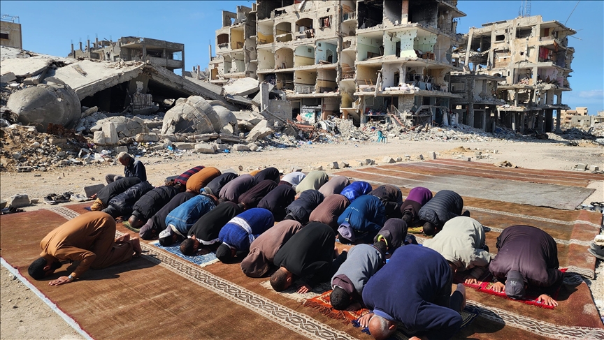 Palestinezët në Gaza falën namazin e xhumasë pranë rrënojave të xhamisë