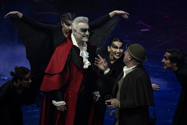 DT'nin "Dracula: Bir Dehşet Komedisi" oyunu seyirciyle buluştu