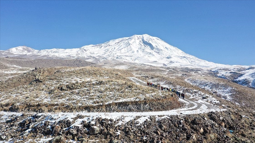 Karla kaplı Ağrı Dağı çetin kışta da dağcıları ağırlıyor