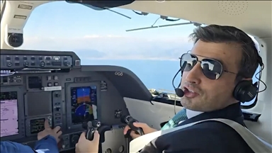 Baykar Yönetim Kurulu Başkanı Bayraktar, Piaggio P180'nin pilot koltuğunda