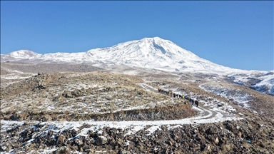 Karla kaplı Ağrı Dağı çetin kışta da dağcıları ağırlıyor