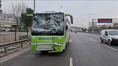 Kocaeli'de sürücüsü direksiyon başında fenalaşan otobüsü durduran yolcu Macak: Araba dursun diye bariyerlere vurdum