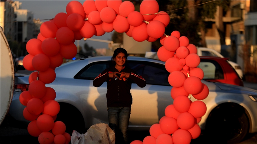 السوريون يحتفلون بأول "عيد حب" منذ إسقاط النظام