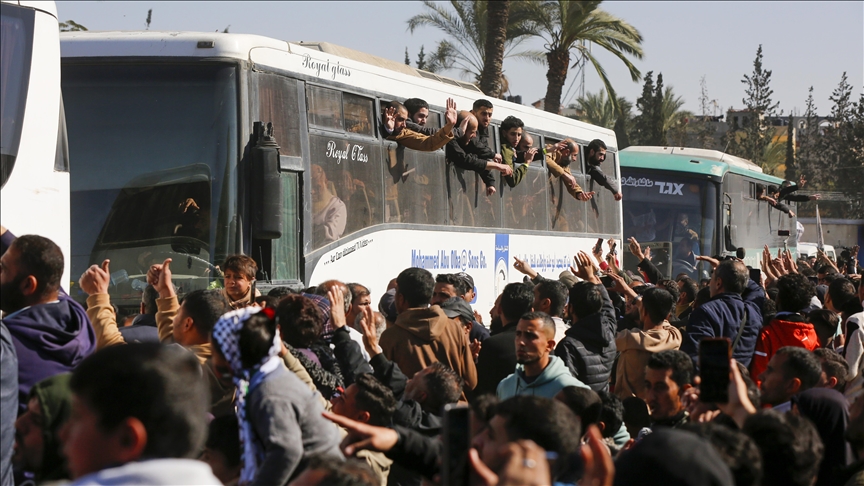 Të burgosurit palestinezë të liruar nga Izraeli mbërrijnë në Gaza