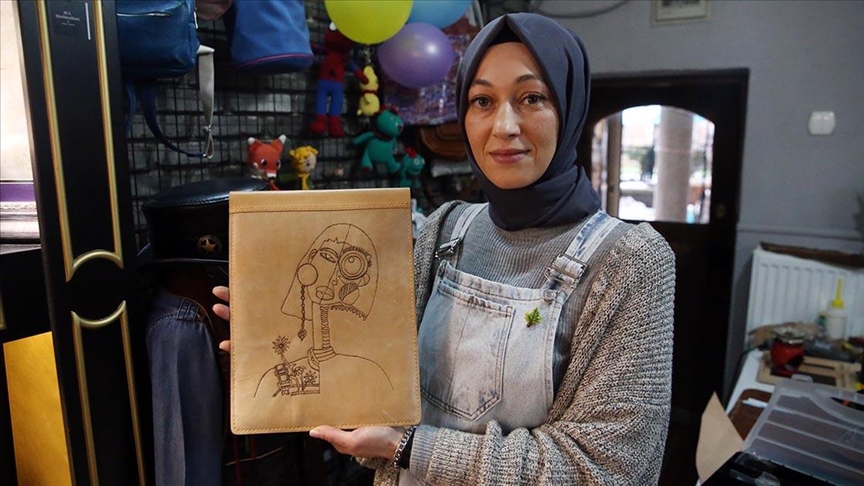 Arkadaşının ısrarıyla başladığı dericilik sanatı işi oldu