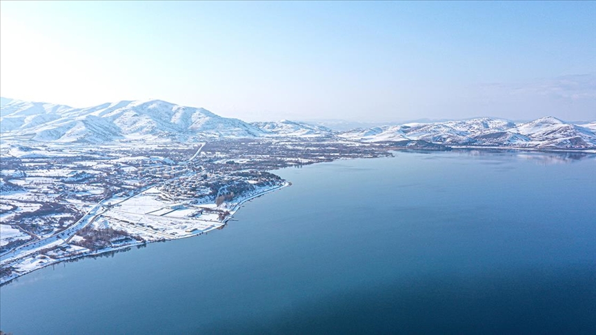 Çevresi karla kaplı Hazar Gölü dronla görüntülendi