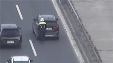 İstanbul'da köprüde arıza yapan aracı polis memurunun itmesi güvenlik kamerasında