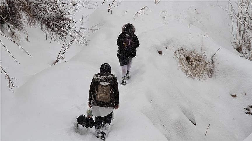 Bazı illerde ve ilçelerde kar yağışı dolayısıyla okullar tatil edildi
