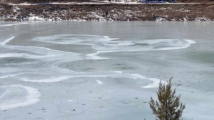 Mersin'de Tozlu Göleti'nin yüzeyi buz tuttu