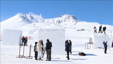 Erciyes'teki kar kazma kürekle sanat eserine dönüşüyor