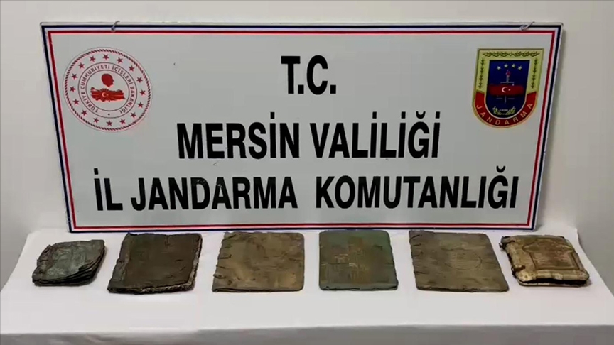Mersin'de 6 el yazması kitap ele geçirildi