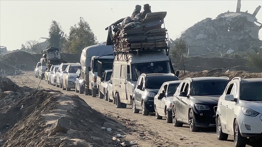Gazze'de zorla yerinden edilen Filistinlilerin güneyden kuzeydeki topraklarına dönüşü devam ediyor
