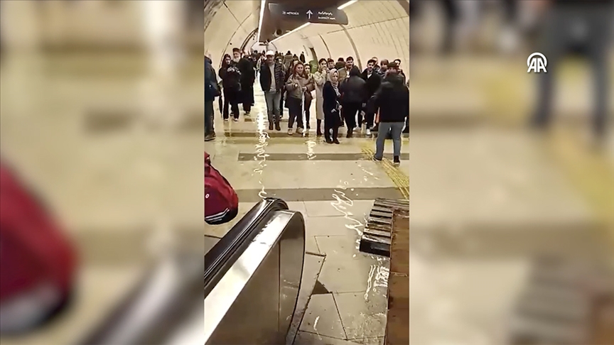 Küçükçekmece'de metrobüs durağına bağlanan alt geçidi su bastı 