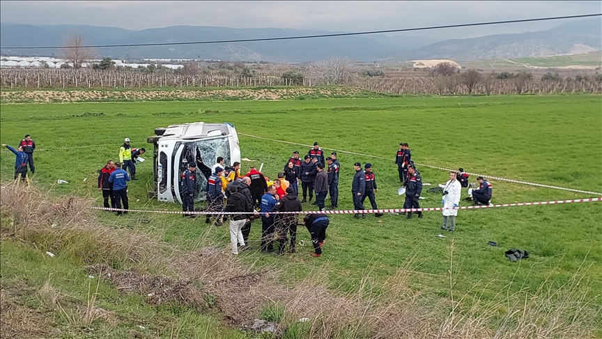 Denizli'de öğrencileri taşıyan servis midibüsü devrildi, 2 kişi öldü, 26 kişi yaralandı