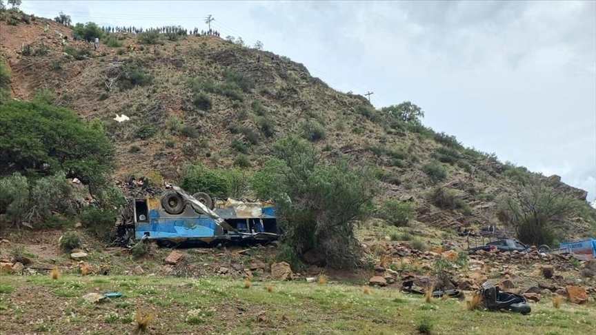 Bolivya'da otobüsün uçuruma yuvarlanması sonucu 31 kişi hayatını kaybetti