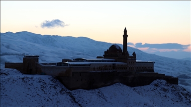 Karla kaplı İshak Paşa Sarayı gün batımı manzarasıyla fotoğrafçıları çekiyor