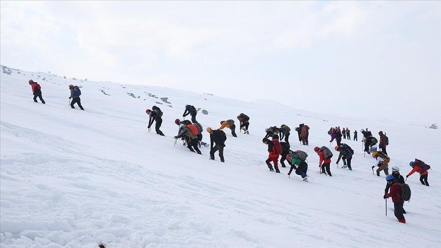 Muş'ta farklı illerden gelen 105 dağcı kış eğitimi alıyor