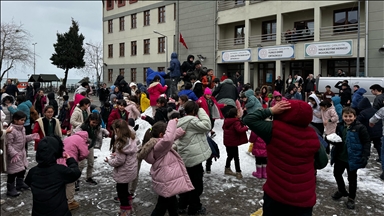 Çocuklar için okul bahçesine kamyonla kar getirdiler