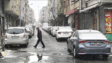 İstanbul'un bazı ilçelerinde kar yağışı etkili oluyor