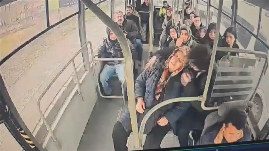 Zonguldak'ta halk otobüsü şoförü, fenalaşan yolcuyu hastaneye yetiştirdi