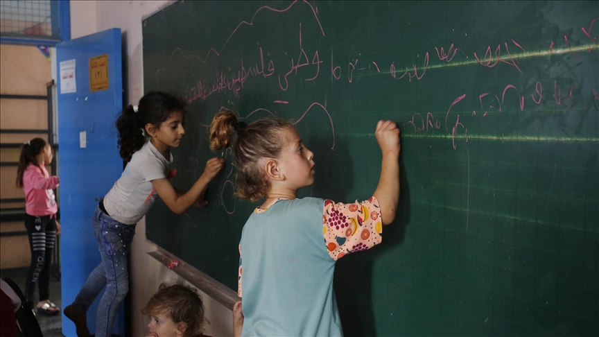 وسط دمار غزة.. مبادرة تعليمية تعيد الأمل لطلبة الثانوية (تقرير)