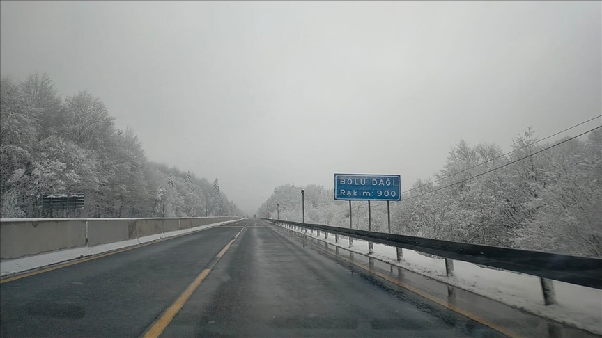 Bolu Dağı'nda kar etkili oluyor