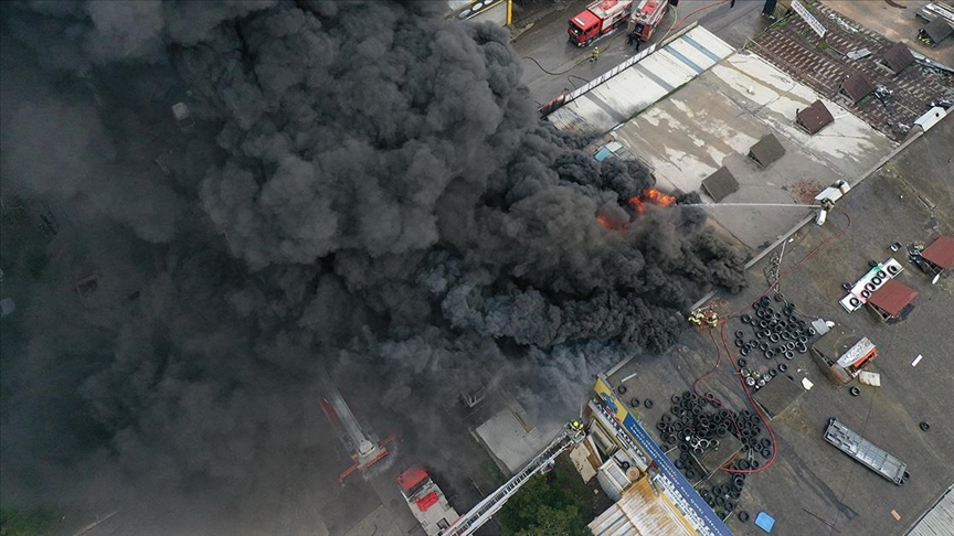 Bursa'da madeni yağ dükkanında çıkan yangın söndürüldü