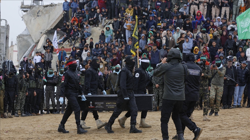 خان يونس.. كتائب القسام تسلم جثامين 4 أسرى إسرائيليين