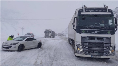 Erzurum'da jandarma, kar nedeniyle yolda mahsur kalan 143 kişiyi kurtardı