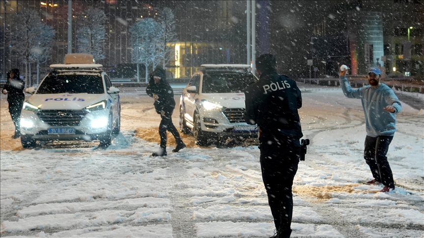 Policia dhe qytetarët luajtën me topa bore në Istanbul