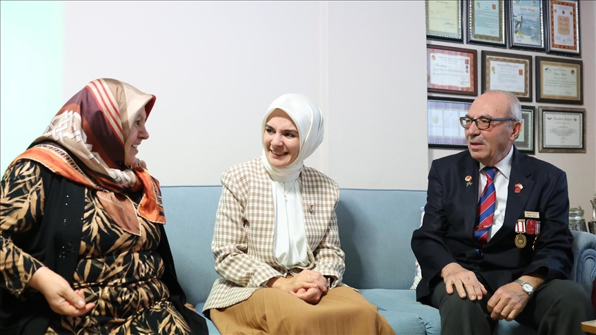 Bakan Göktaş, "Aile Yılı" kapsamında evliliklerinin 50. yılını kutlayan Küçük çiftini ziyaret etti