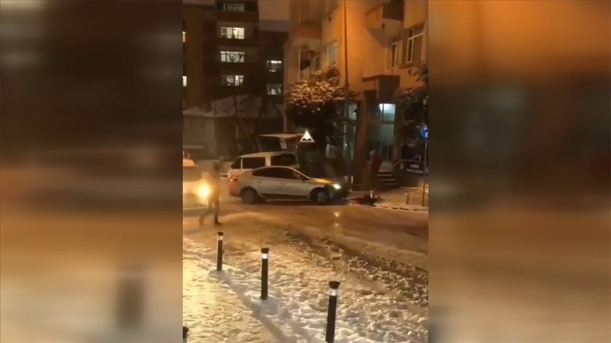 İstanbul'da etkisini sürdüren kar, kazaları beraberinde getirdi